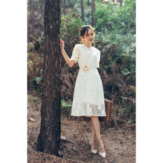 Váy ren trắng dáng xoè cổ v hàng thiết kế tặng kèm hoa cài