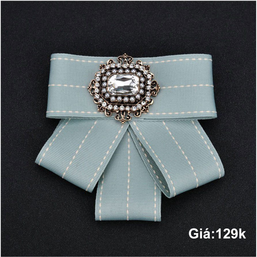 Madam Dzi - Cài áo nơ xanh