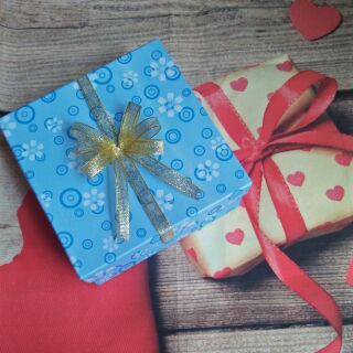 Hộp đựng quà đính nơ ( size 15x15)