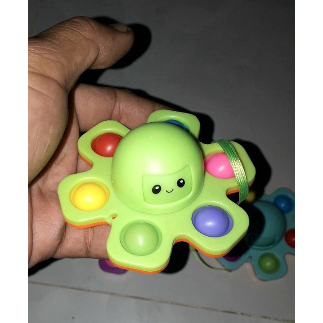 Một cái con quay xả stress pop it bằng nhựa rất đẹp có kèm dây