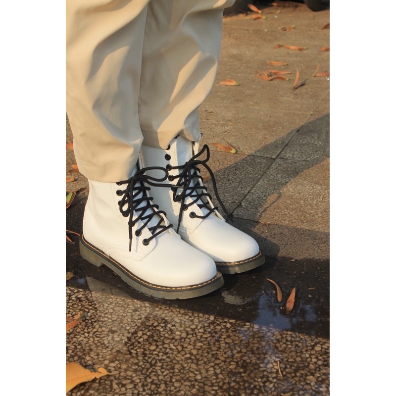 Giày boots trắng đế nâu