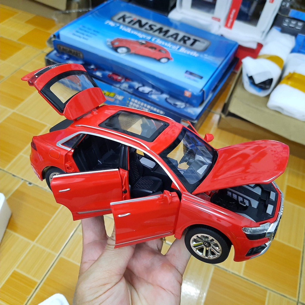 Xe mô hình ô tô Audi Q8 tỉ lệ 1:24 bằng kim loại - Xe đồ chơi trẻ em bằng hợp kim có âm thanh và đèn