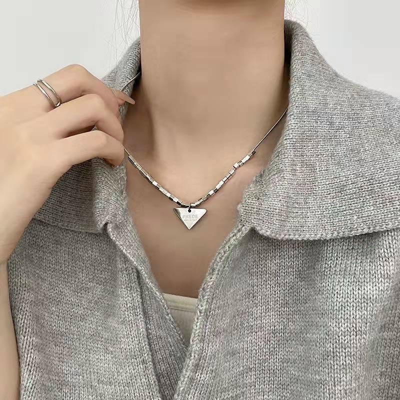Dây chuyền thời trang nữ mặt tam giác DCD444
