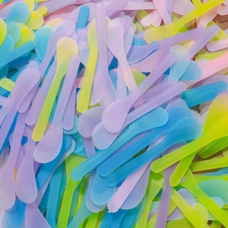 Que nhựa trộn đắp mặt nạ