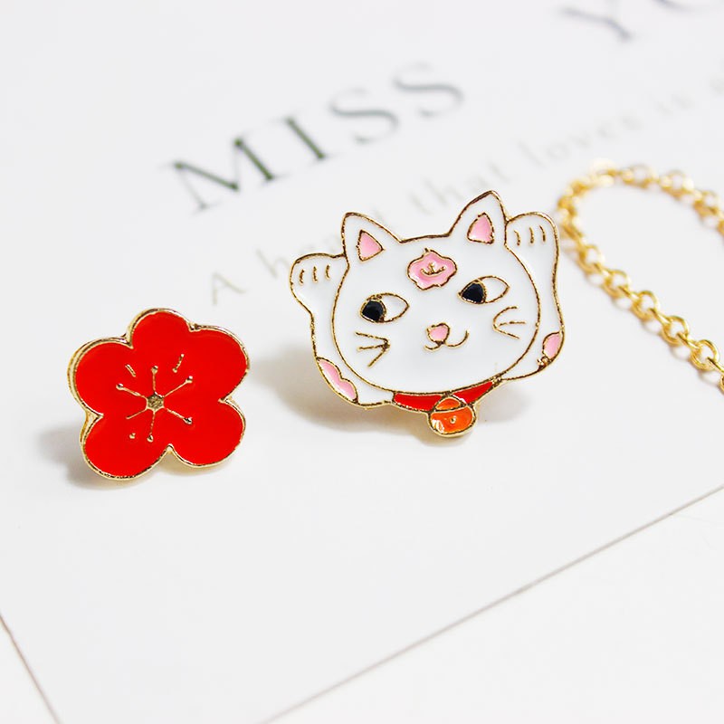 Ghim cài mèo thần tài kèm hoa dễ thương trang trí quần áo, ba lô, mũ, khăn...