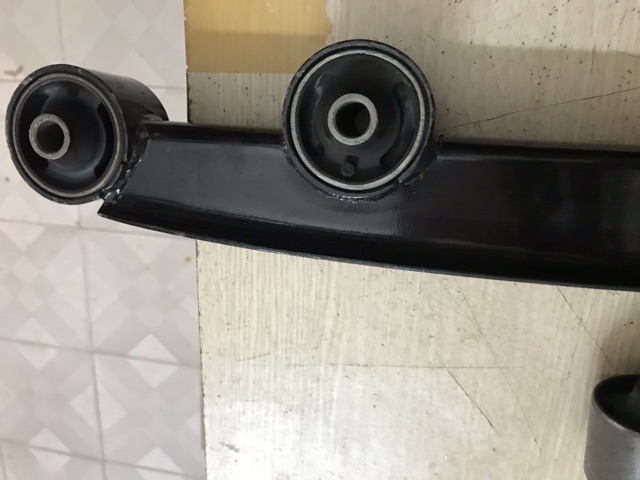 Cao su sắt bắt thanh giằng dọc Daewoo Matiz 1,2 , Chery QQ3 Giá bán tính :  1bộ  .