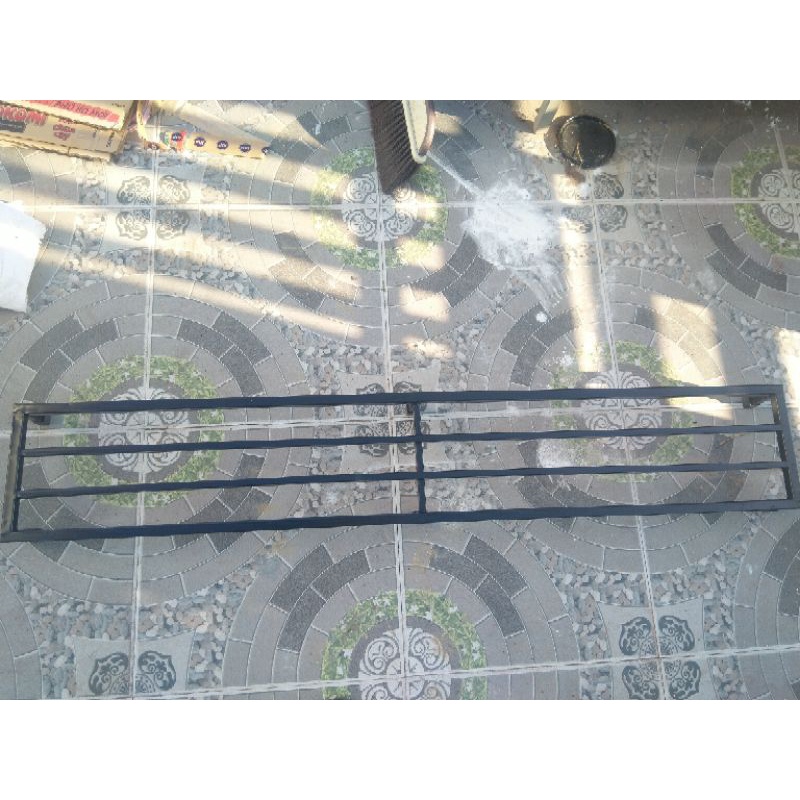 Kệ thép dài 140cm, rộng 25cm, 6 chân, 2 nan phụ, hộp thép 2x2cm