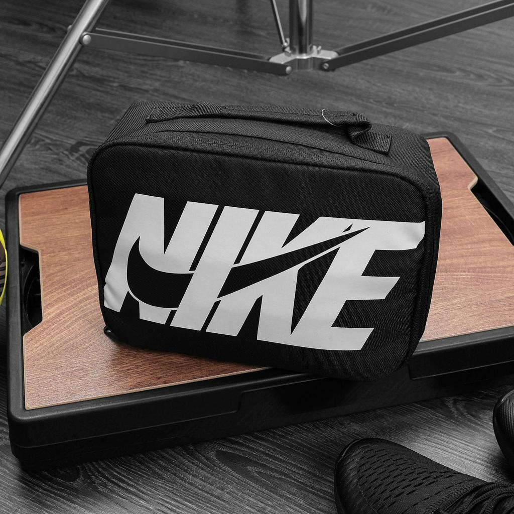 Túi Cơm Giữ Nhiệt Nike Insulated Lunch Bag Vải Polyester có lớp cách nhiệt giữ nhiệt tốt bảo hành trọn đời