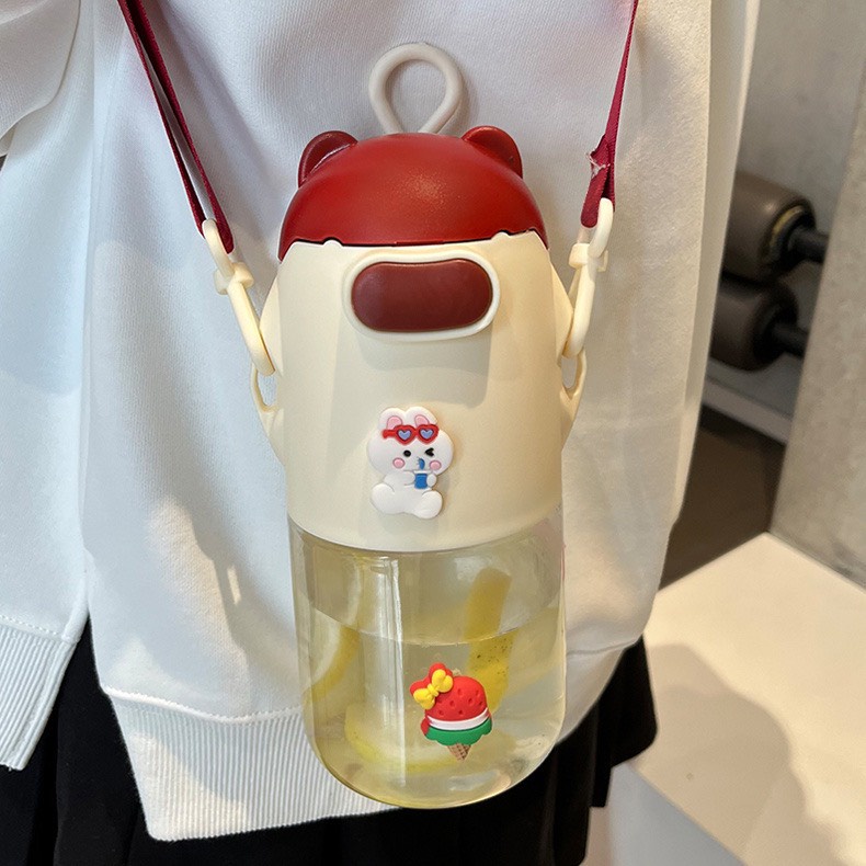 Bình nước hình hoạt hình siêu cute 650ml có dây đeo và ống hút vô cùng tiện lợi khi mang đi theo