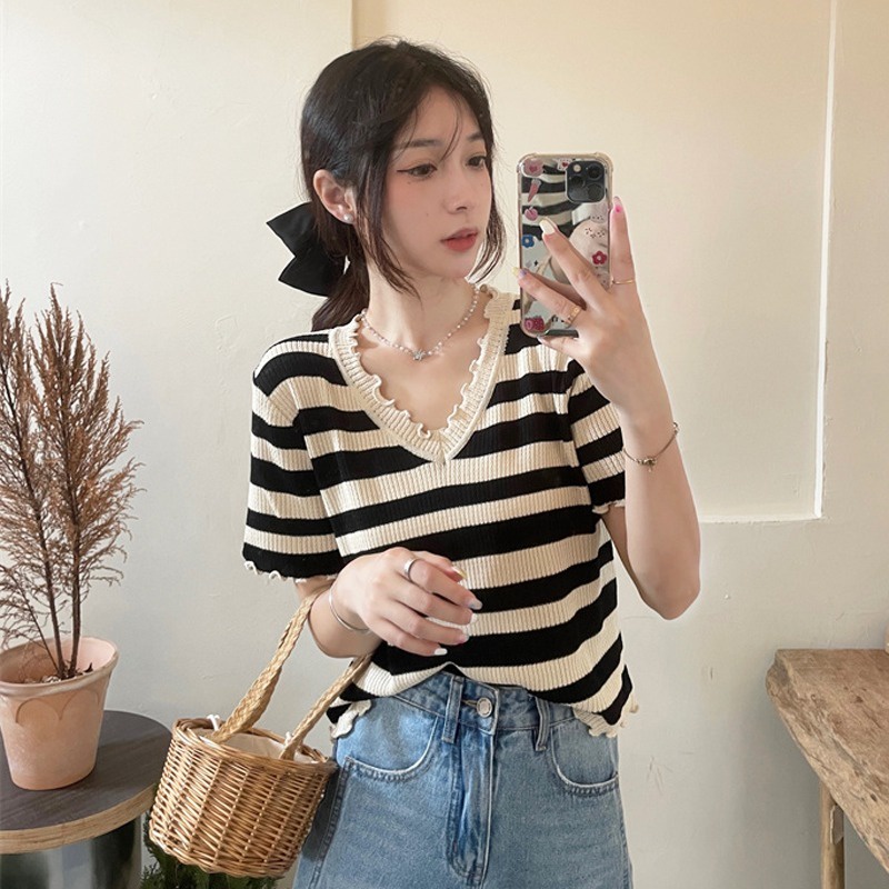 Áo Dệt Kim Tay Ngắn Cổ Chữ V Phối Ren Thời Trang