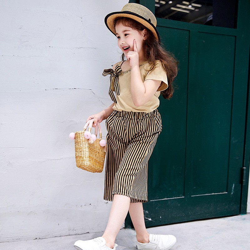 Set áo thun ngắn tay cổ tròn + Quần short jeans lưng cao thời trang cho bé gái