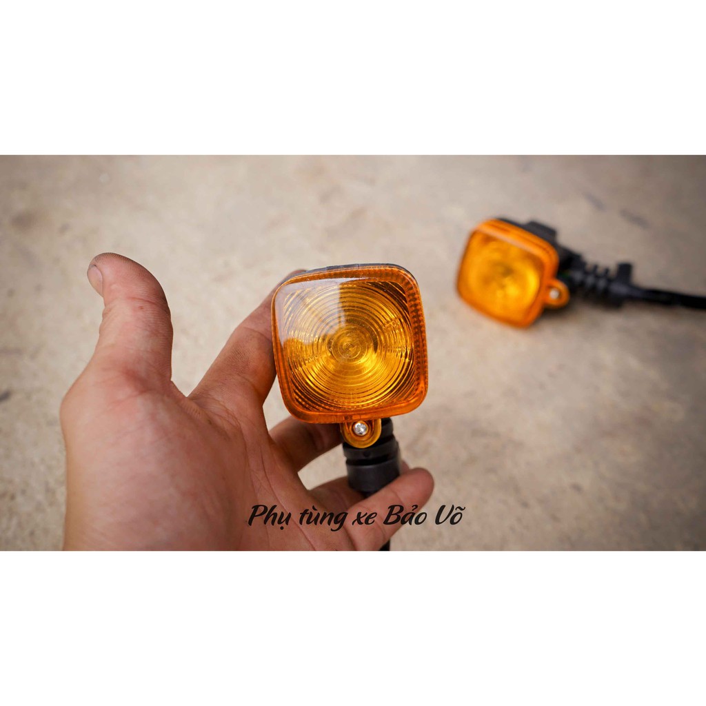 1 cặp xi nhan vuông cào cào chống gãy