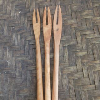 Zĩa  gỗ dùng ăn hoa quả( 1 chiếc)