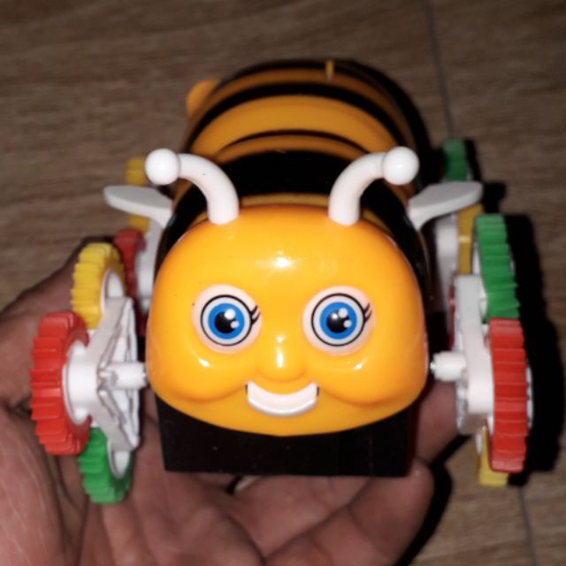 Một chiếc xe mô hình con Ong bằng nhựa chạy PIN rất đẹp tặng kèm pin