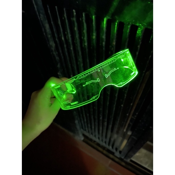 Kính phát sáng thông minh hot trend tik tok