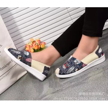 Giày lười Slip On đế mềm họa tiết chiếc lá (3 màu) | BigBuy360 - bigbuy360.vn
