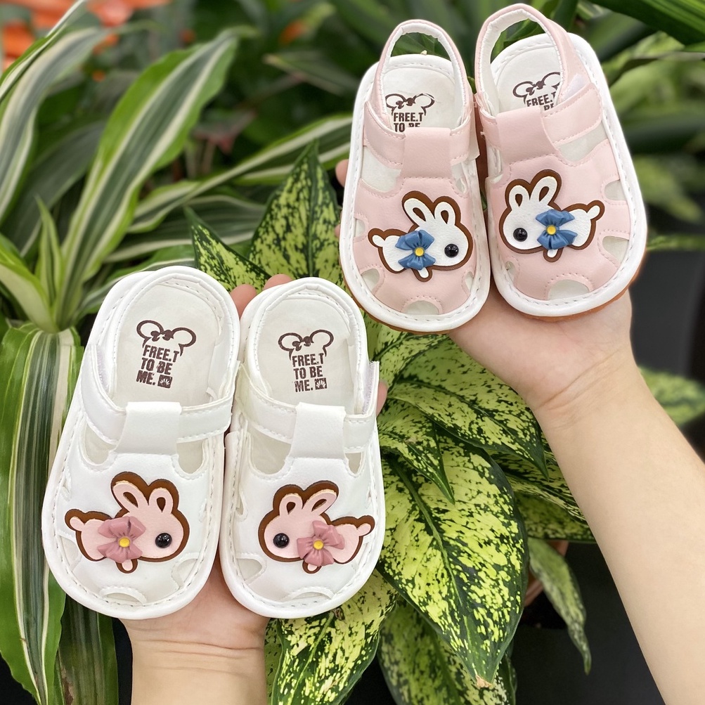 Sandal tập đi cho bé gái đế mềm chống trơn có kèn hoạt tiết thỏ