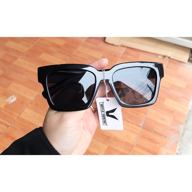 KÍNH V ĐEN NAM NỮ THỜI TRANG HÀNG LOẠI 1