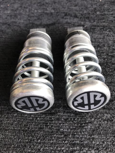 Gác chân xếp nhôm kiểu lò xo cho xe Honda và Yamaha đủ màu