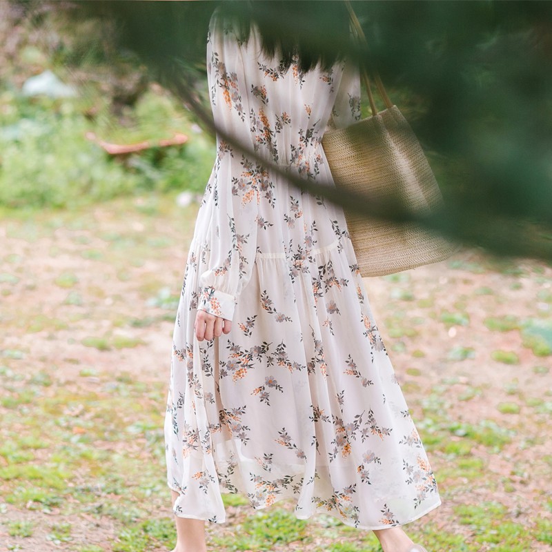 Váy dài điểm hoa