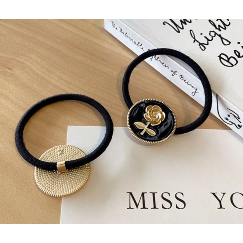 Cột tóc hoa hồng mặt kim loại sang trọng.