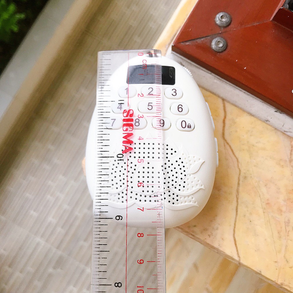 Máy nghe kinh màu trắng phong thủy có họa tiết hình hoa sen, có kèm dây treo để thuận tiện đeo trên người