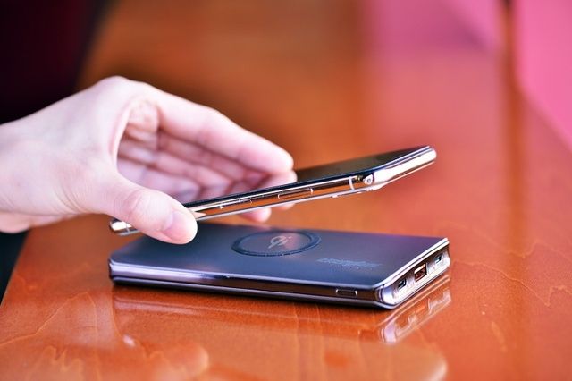 Thần sấm: Pin Sạc Tích Hợp Sạc Không Dây Energizer QE10005CQ - 10,000mAh, QC3.0, USB-C PD 3.0