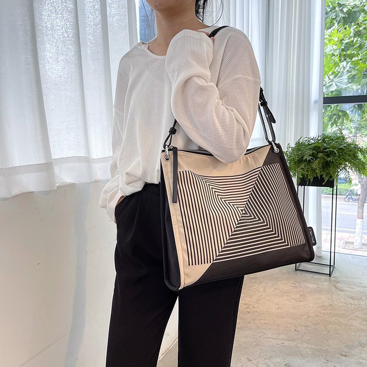 Túi đeo chéo vai bằng vải nylon thời trang dành cho nữ 2021