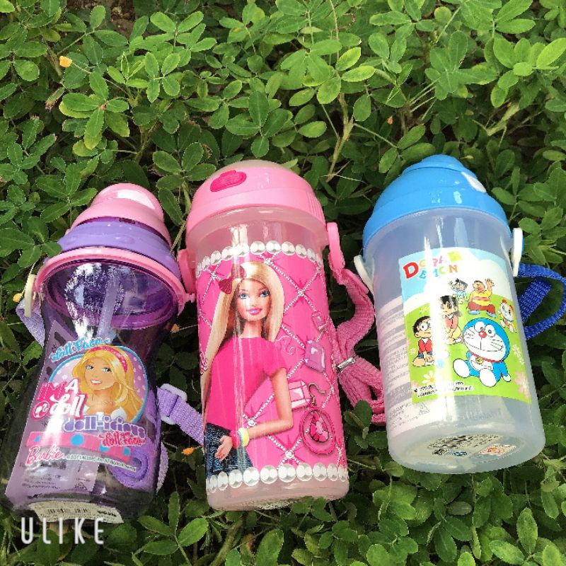 Bình nước cho bé Barbie và Đoremon nhựa an toàn mang đi học