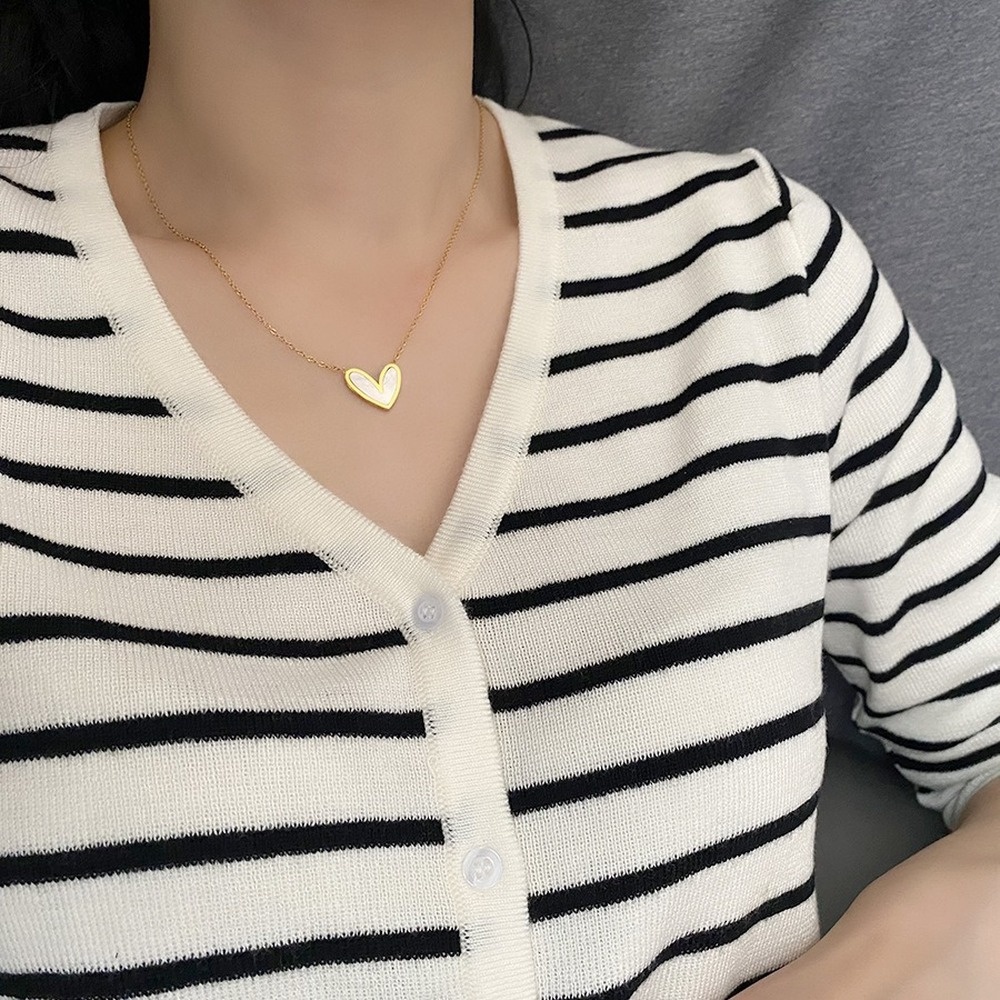 Dây chuyền bằng thép titan dính xà cừ thiết kế đơn giản sang trọng
