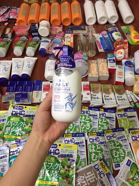 Sữa Dưỡng Thể Chống Nắng, Trắng Da Hatomugi Hạt Ý Dĩ Naturie Nhật Bản | BigBuy360 - bigbuy360.vn