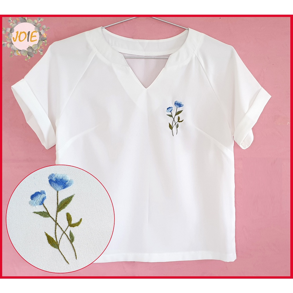Áo sơ mi trắng nữ thêu tay truyền thống, họa tiết 2 bông hoa xanh, vải linen rủ mềm mại, mát mẻ JOIE sz M