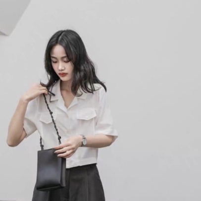 Sơ mi nữ croptop cộc tay chất đũi mát cổ vest túi ngực. Áo sơ mi croptop cổ vest ngắn tay túi ngực thanh lịch