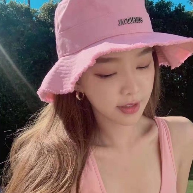 Nón tai bèo Jacquemus đi biển chống nắng có dây đeo và in chữ JACQUEMUS kiểu pháp - Kiểu dáng nón bucket đi biển