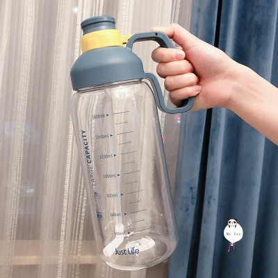 Bình nước 1800ml chia vạch có tay cầm và van chống tràn kèm ống hút