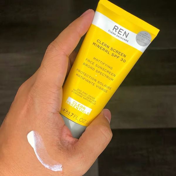 Kem chống nắng Ren Clean Screen Mattifying Face Sunscreen SPF 30