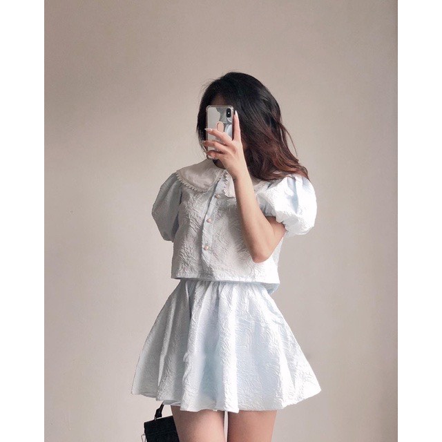 Sét gấm gồm áo croptop tay bồng kèm chân váy cạp chun, set tiểu thư chất liệu vải gấm cao cấp.