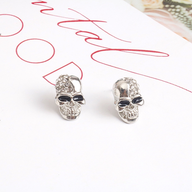 Khuyên Tai Hình Đầu Lâu Đính Kim Cương Sáng Bóng Cổ Điển