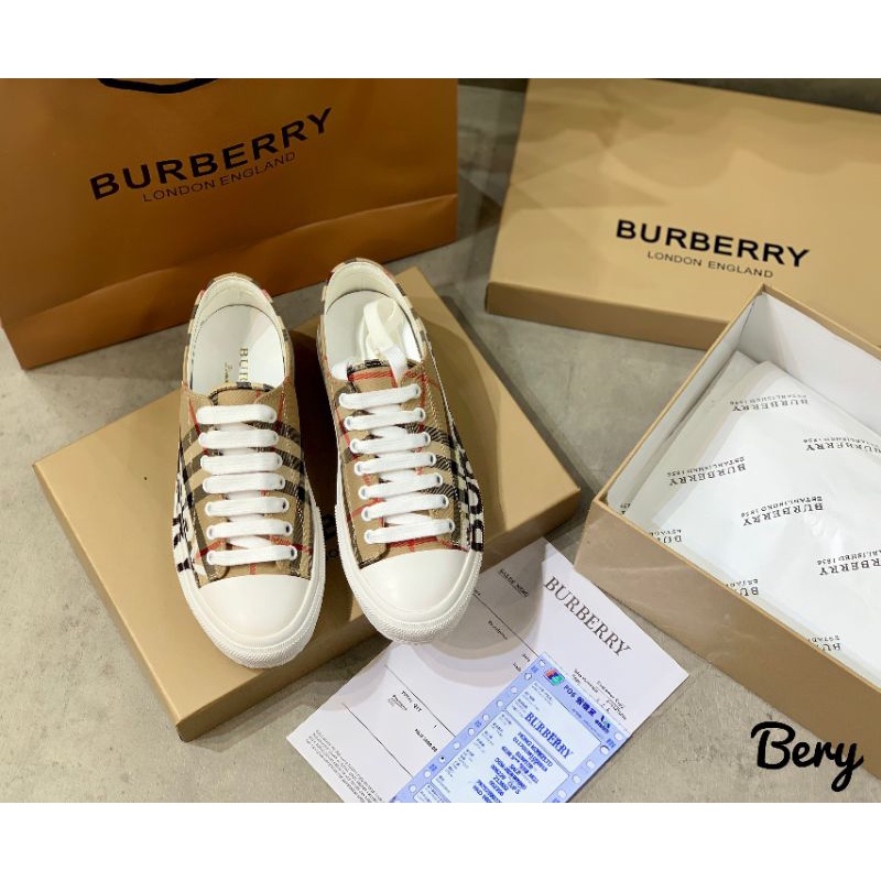 Giày thể thao cao cấp.