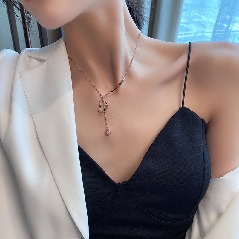 Dây chuyền bằng thép titan mạ vàng hồng 18K hình chữ D/ hình vuông nhỏ phong cách Hàn Quốc Dongdaemun khí chất sáng tạo