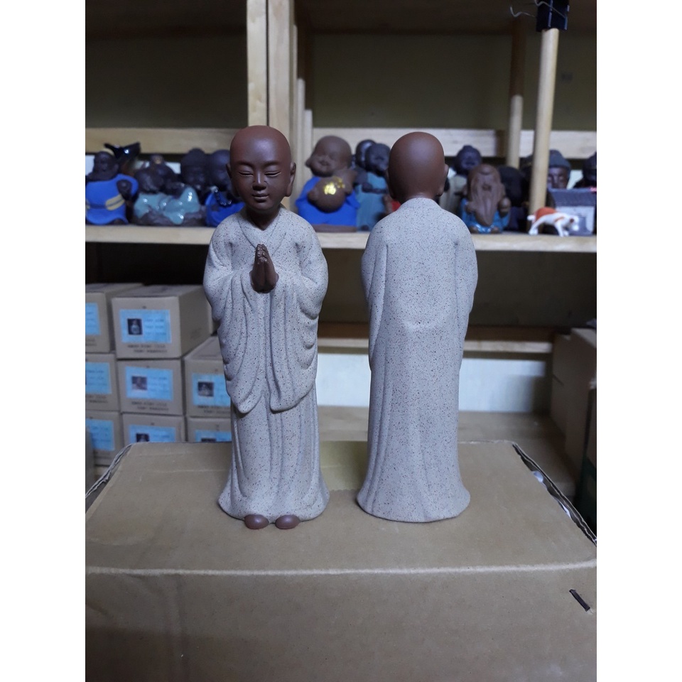 Tượng gốm tăng nhân tu sĩ thành tâm bái phật gốm tử sa- Tượng trang trí decor không gian nội thất