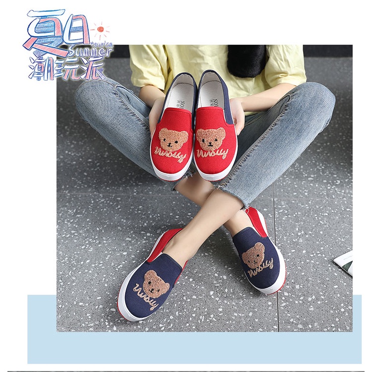 Giày slip on họa tiết gấu dễ thương