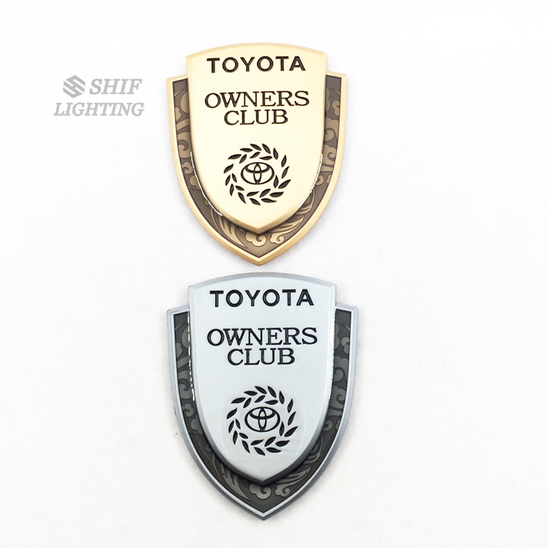 1 logo trang trí xe oto bằng kim loại vàng hình chữ TOYOTA OWNERS CLUB