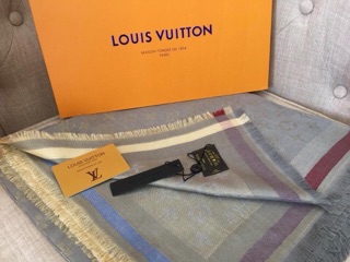 Khăn LV full box 350k đủ bill thẻ.