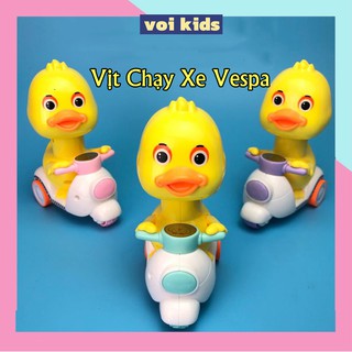 Đồ chơi vịt chạy xe vespa cót nhấn cho bé