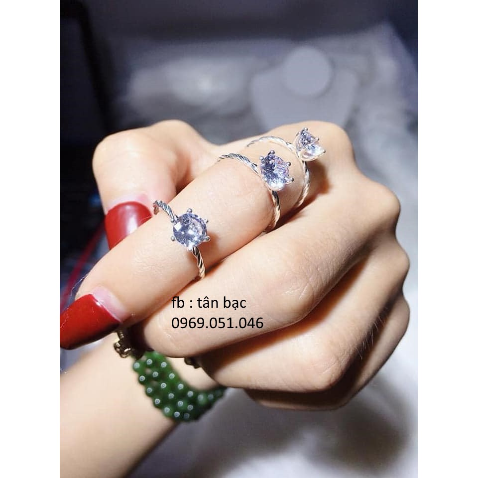 nhẫn soắn đính đá , kiểu dáng đơn giản với viên đá chủ 5li tạo điểm nhẫn cho chiếc nhấn , phần thân soắn nhẹ tạo sự cuốn