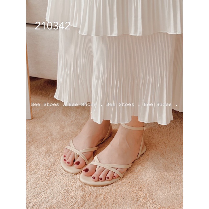 BEESHOES - SANDAL NỮ MŨI TRÒN XỎ NGÓN TRƠN ĐẾ BỆT - SANDAL NỮ MŨI TRÒN XỎ NGÓN TRƠN ĐẾ BỆT SẴN MÀU ĐEN - KEM 210342