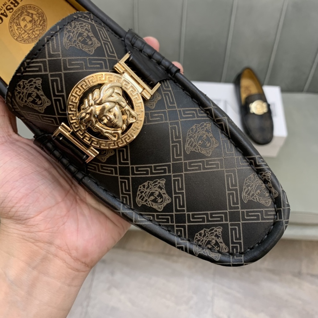 Giày lười nam da thật VERSACE thiết kế mang phong cách cổ điển, thanh lịch với họa tiết được in trên mặt da bắt mắt