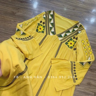 Váy thổ cẩm vàng
