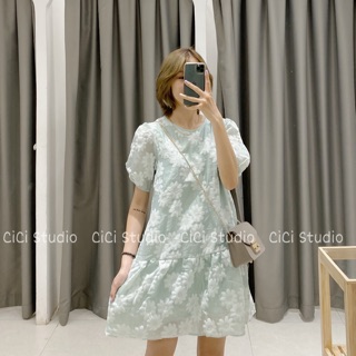 Váy hoa xanh dập nổi chất tơ mát - Ảnh tự chụp